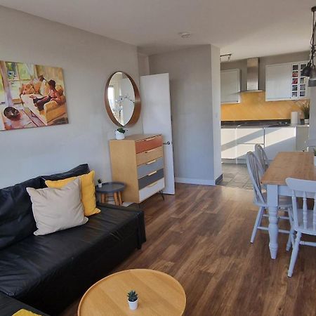 Beautiful 3-Bedroom Flat With Stunning Views 런던 외부 사진